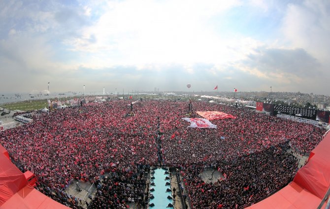 "Kontrollü Koltukta Oturan Her İşin O Şekilde Yürüdüğünü Sanır"
