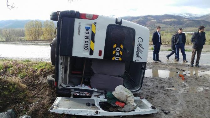 Öğretmenleri Taşıyan Minibüs Şarampole Devrildi: 7 Yaralı