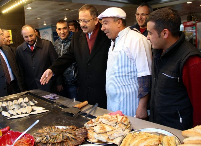 Bakan Esnaf Ziyaretinde Balık Yedi