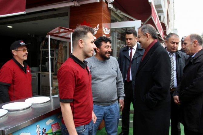 Bakan Esnaf Ziyaretinde Balık Yedi
