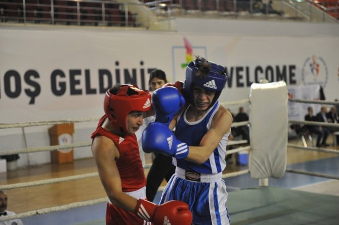 41 İlden 320 Sporcu Trabzon’da Şampiyon Olmak İçin Yumruk Atıyor