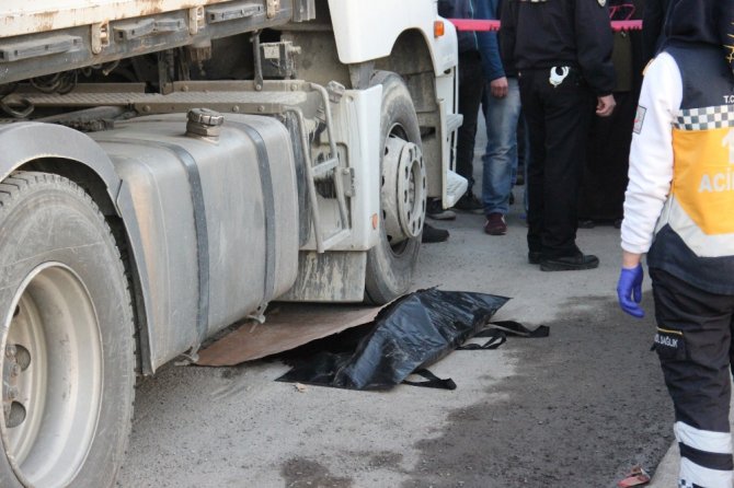 Tırın Çarptığı Çocuk Öldü: Sürücüyü Linçten Polis Kurtardı