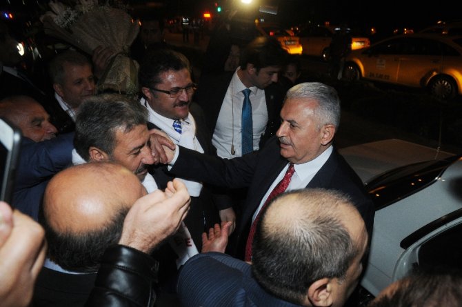 Başbakan’a Havalimanında ’Evet’ Sürprizi