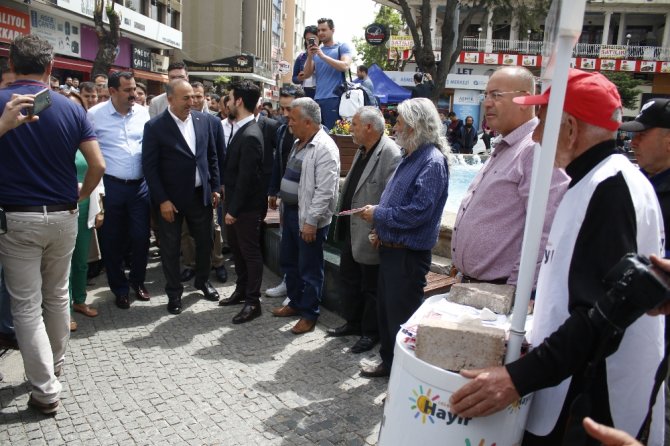 Çavuşoğlu "Hayır" Standını Ziyaret Etti
