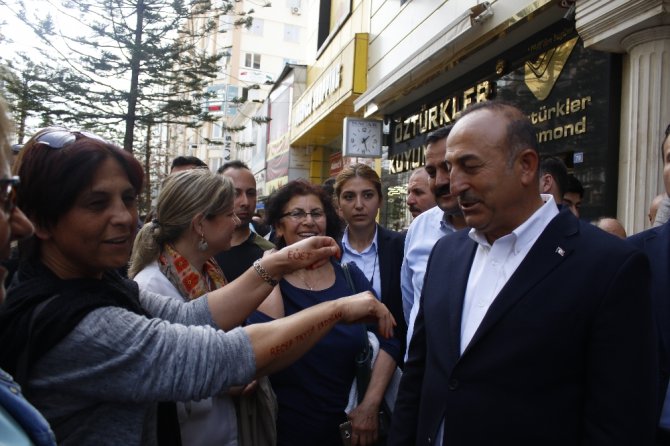 Çavuşoğlu "Hayır" Standını Ziyaret Etti