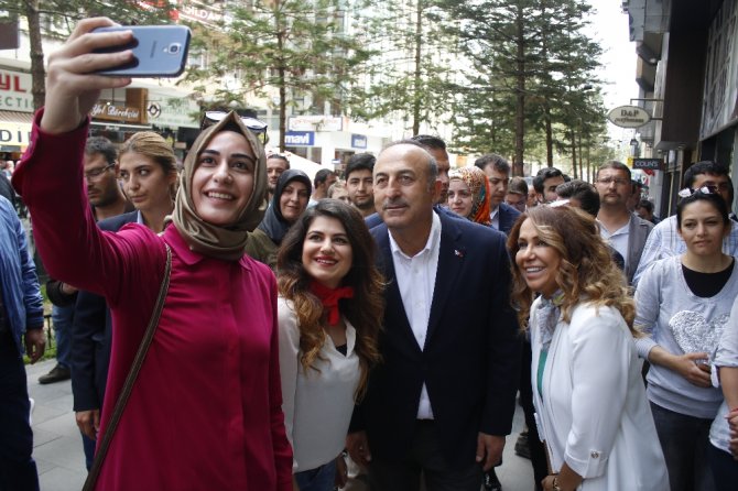 Çavuşoğlu "Hayır" Standını Ziyaret Etti