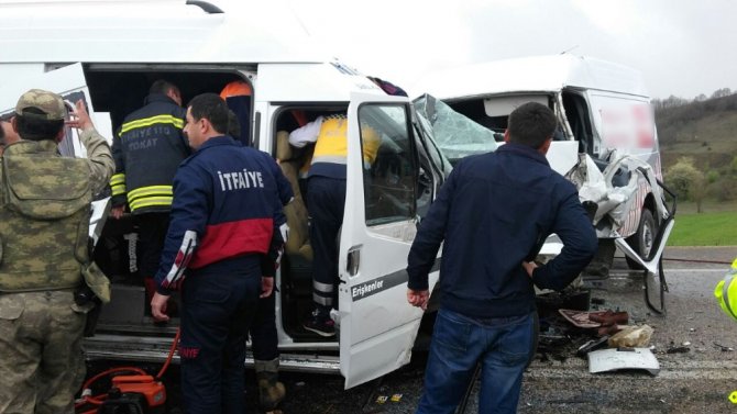 İki Minibüs Çarpıştı: 16 Yaralı