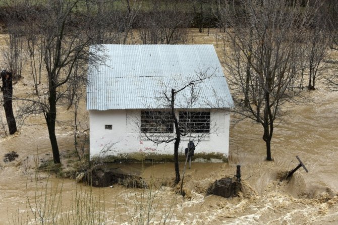 Gümüşhane’de Yağmur Dereleri Taşırdı