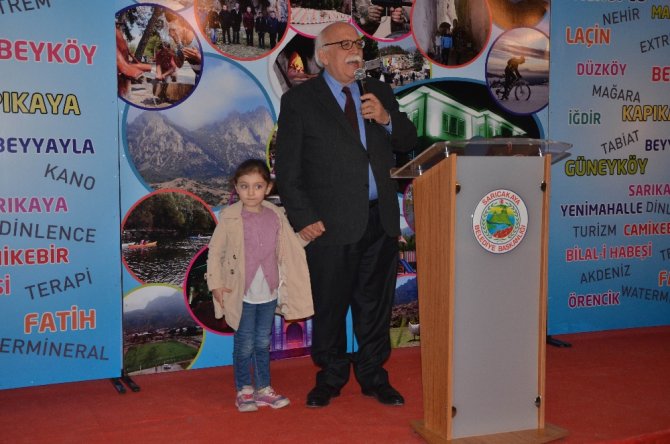 Bakan Konuşurken Bir Anda Kürsüye Çıktı