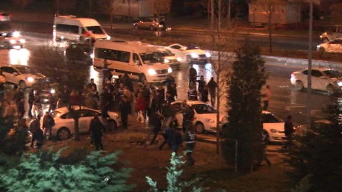 Chp Genel Merkezi Önünde Ak Parti Konvoyuna Taşlı Saldırı