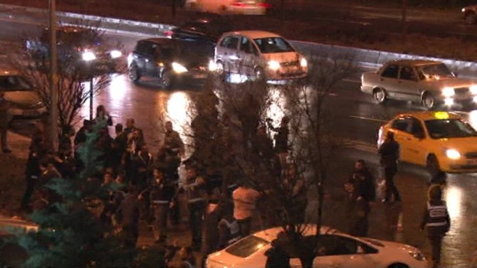 Chp Genel Merkezi Önünde Ak Parti Konvoyuna Taşlı Saldırı