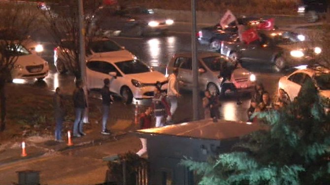 Chp Genel Merkezi Önünde Ak Parti Konvoyuna Taşlı Saldırı