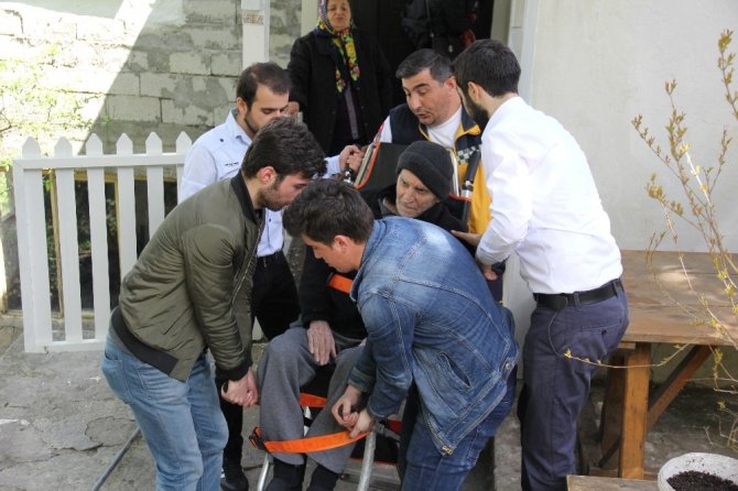 Artvin’de 82 Yaşındaki Felç Hastası Oy Kullanmaya Ambulansla Getirildi