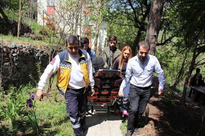 Artvin’de 82 Yaşındaki Felç Hastası Oy Kullanmaya Ambulansla Getirildi