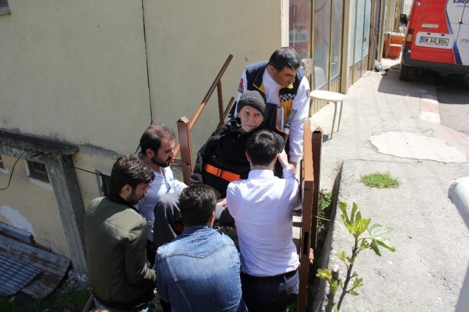 Artvin’de 82 Yaşındaki Felç Hastası Oy Kullanmaya Ambulansla Getirildi
