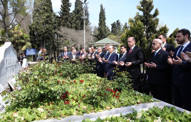 Özal, Menderes Ve Erbakan’ın Kabirlerini Ziyaret Etti