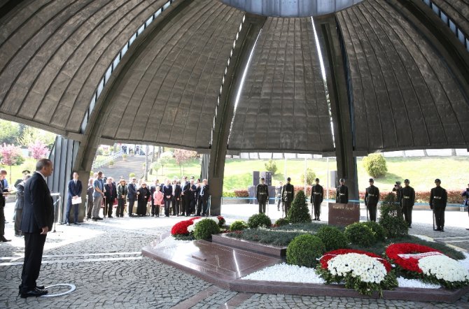 Özal, Menderes Ve Erbakan’ın Kabirlerini Ziyaret Etti