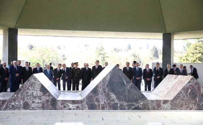 Özal, Menderes Ve Erbakan’ın Kabirlerini Ziyaret Etti