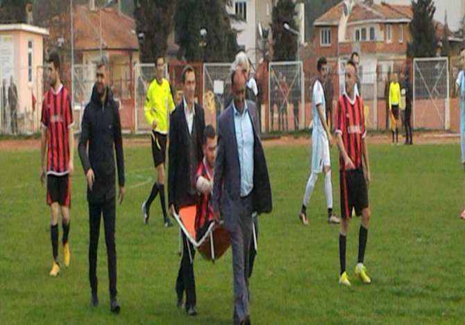 Sakatlanan Futbolcuyu Başkanlar Taşıdı