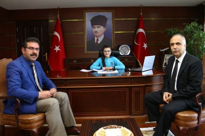 Vali Karahan Koltuğunu Öğrenciye Devretti