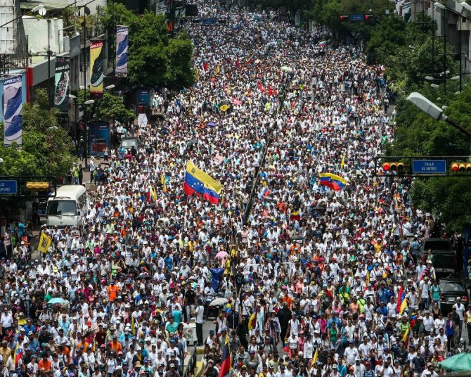 Venezuela’da İktidar Ve Muhalefet Sokaklarda: 7 Ölü
