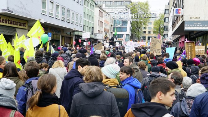 Aşırı Irkçı Afd’liler Köln’de Protesto Edildi