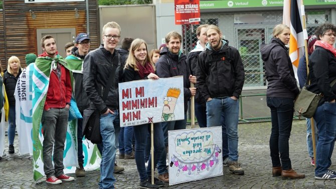 Aşırı Irkçı Afd’liler Köln’de Protesto Edildi