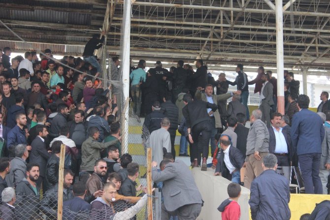Amatör Maçta Arbede: 1 Polis Yaralandı