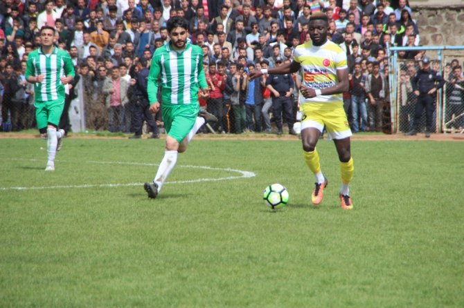 Amatör Maçta Arbede: 1 Polis Yaralandı