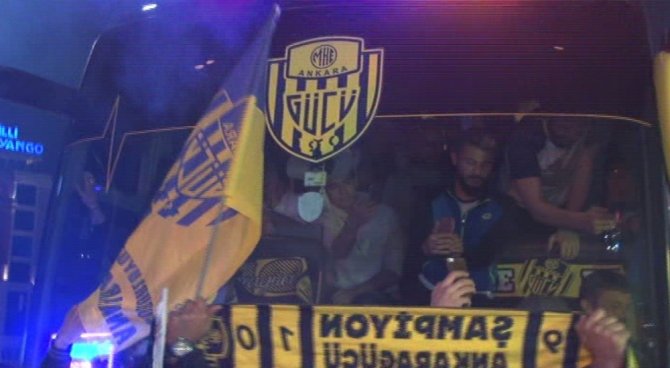 Kızılay Meydanı’nda Coşkulu Kutlama