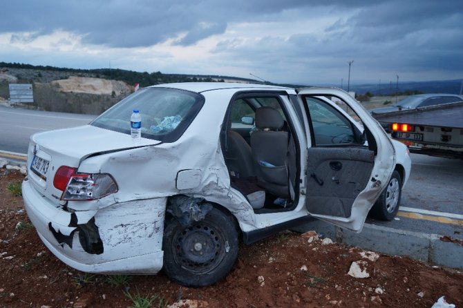 İki Otomobil Çarpıştı: 7 Yaralı