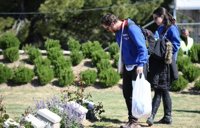 Avustralyalılar Dedelerinin Mezarında
