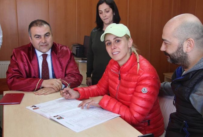Ünlü Sanatçı Giresun’da Yıldırım Nikahı İle Evlendi