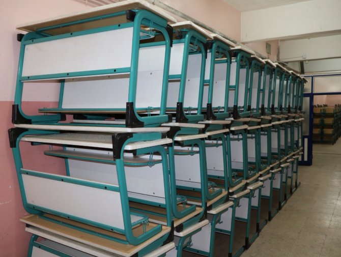 Okul Sıralarını Öğrenciler Yapıyor