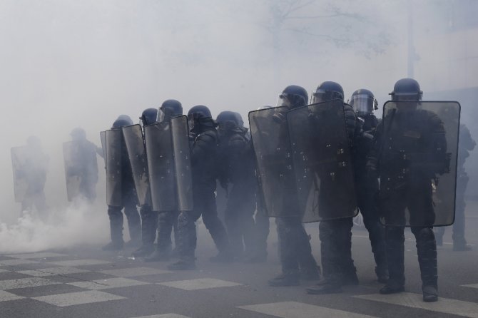 Fransa’da Gösteriler Sürüyor