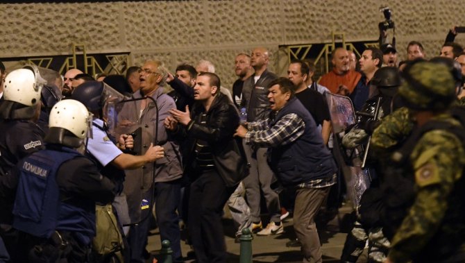 Makedonya’da Polis Meclisi Boşalttı