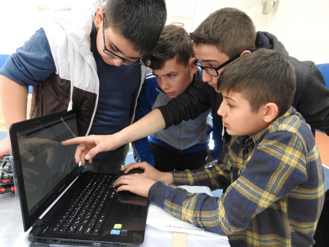 Artvin’de Ortaokullar ‘Robotik Yarışmasında’ Boy Gösterdi