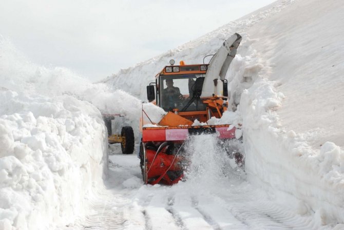 Bitlis’te Karla Mücadele Sürüyor