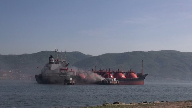 Körfez Açıklarında Lpg Tankeri Yandı: 9 Yaralı