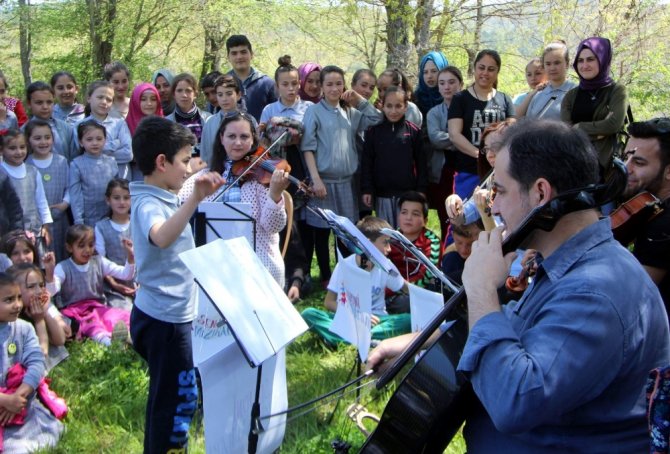 Dağda Orkestra Kurup Köy Çocuklarına Konser Verdiler