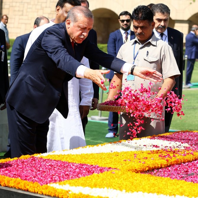 Cumhurbaşkanı Erdoğan, Gandhi Anıtı’nı Ziyaret Etti