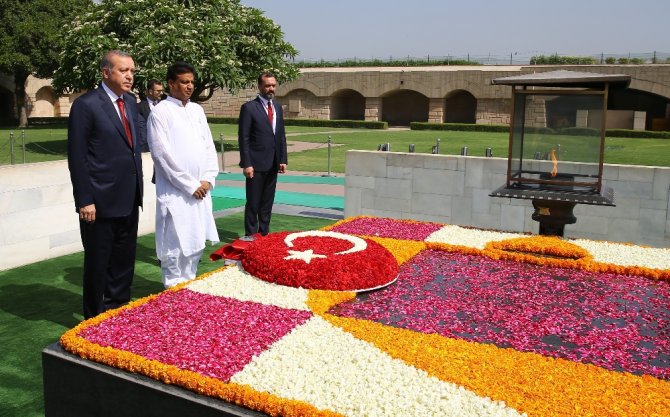 Cumhurbaşkanı Erdoğan, Gandhi Anıtı’nı Ziyaret Etti