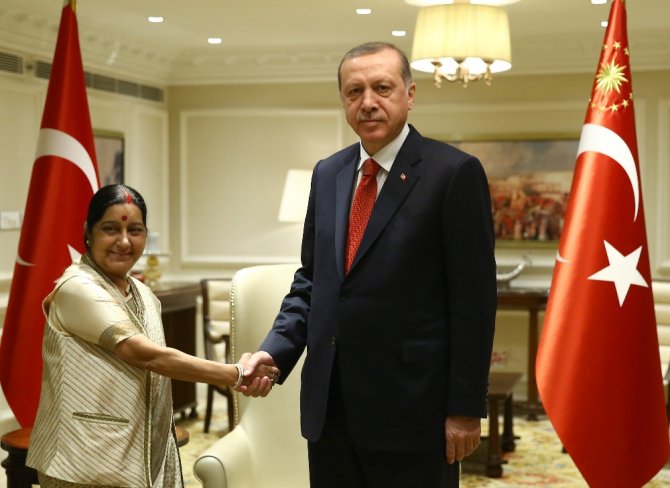 Hindistan Dışişleri Bakanı İle Görüştü