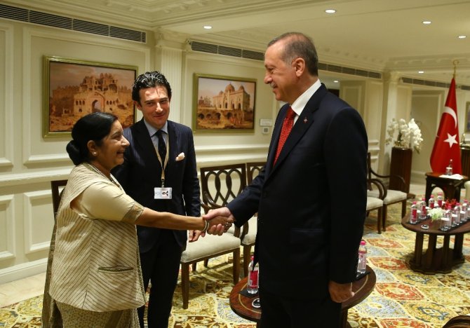 Hindistan Dışişleri Bakanı İle Görüştü