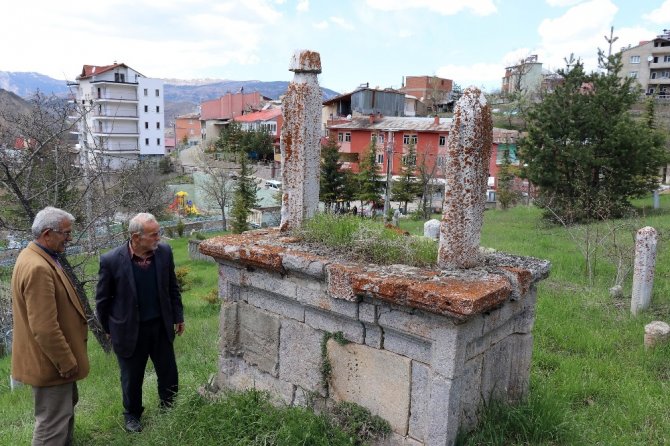 400 Yıllık Mezar Taşlarında Kurşun İzleri