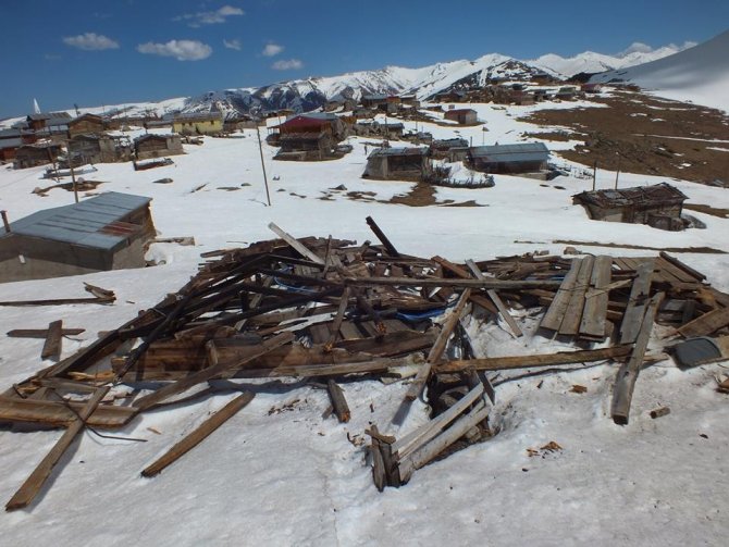 Fırtınadan Zarar Gören Evler, Yaylacıları Kara Kara Düşündürüyor