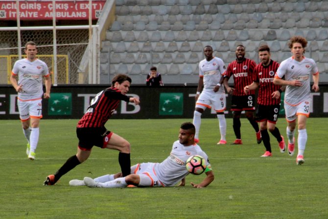 Adanaspor İlk Yarıyı Önde Tamamladı