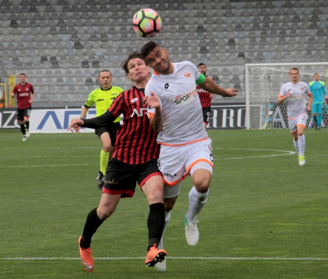 Adanaspor İlk Yarıyı Önde Tamamladı