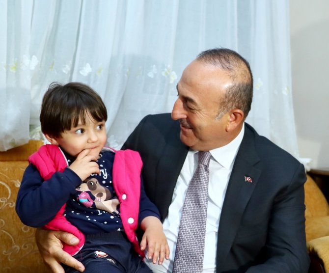 Bakan Çavuşoğlu’ndan Küçük Özge’ye Ziyaret