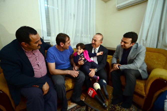 Bakan Çavuşoğlu’ndan Küçük Özge’ye Ziyaret